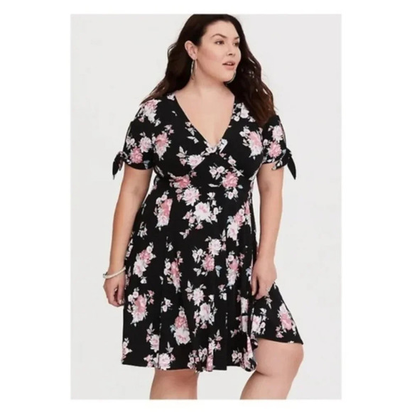 Torrid MINI STUDIO KNIT Black Floral SKATER DRESS in Size 2 - Picture 1 of 11